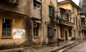 rundown apartment building